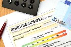 Energieausweis, Taschenrechner und Zwanzig-Euro-Schein