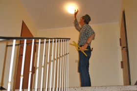 Hausmeister bei der Arbeit im Treppenhaus