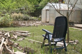 Gartenstuhl vor einer Gartnhütte