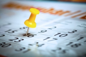 Pin markiert einen Tag auf dem Kalender