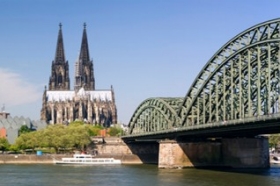 Blick auf Köln am Wasser